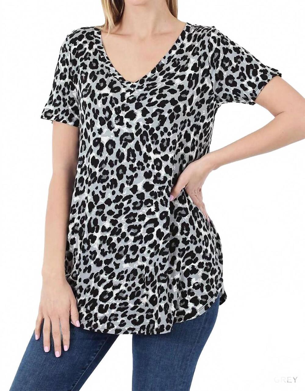 NEW ZENANA leopard print short sleeve v-neck top in grey